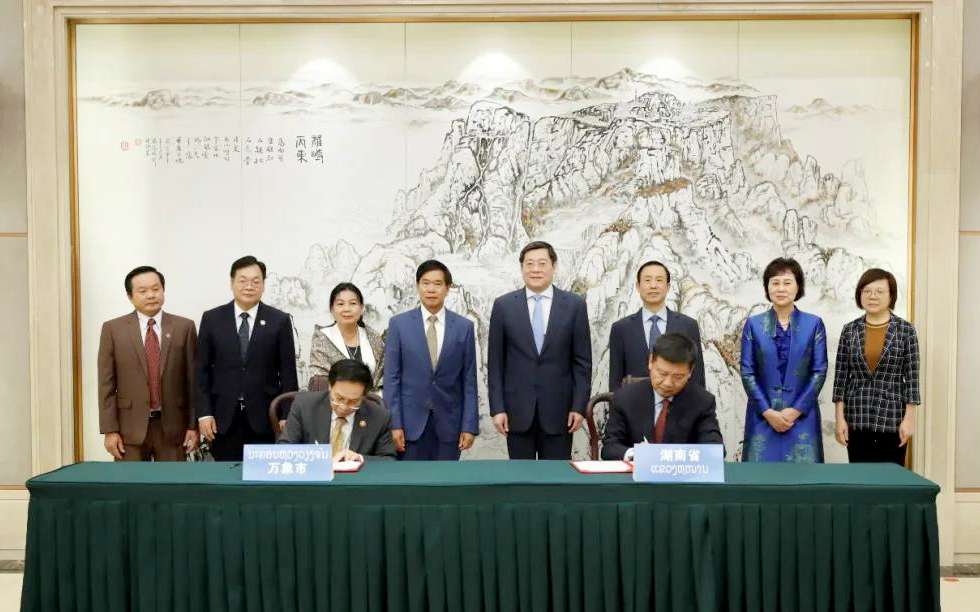 Z6.COM-尊龙集团环境向老挝万象捐赠7台环卫装备，助力“一带一路”建设